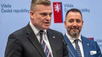 Turek není ministrem, přesto rozhoduje z ministerské kanceláře. Vyšší prověrku nepotřebuje