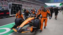 Totální kolaps McLarenu. Norris ani Piastri se do závodu v Číně nedostali