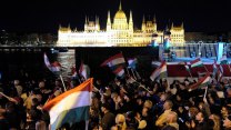 Příznivci opozice slaví vítězství na dunajském nábřeží v Budapešti