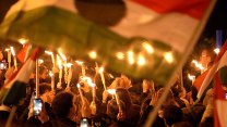 OBRAZEM: „Už jsme ani nevěřili.“ Budapešť zažila po vítězství opozice bouřlivou noc