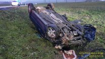 Převrácené auto na polní cestě zaskočilo kolemjdoucího, uvnitř byl mrtvý řidič