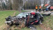Mladý řidič v Audi vlétl při předjíždění na Jindřichohradecku do traktoru. Kolo se utrhlo i z valníku