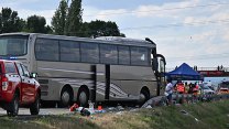 Srážka autobusu a dalších aut na dálnici D2 u Lanžhotu si vyžádala dva zraněné