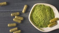 Na základní škole ho seženete za deset minut. Babiš zvažuje změny v regulaci kratomu