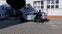 Soud poslal do vazby cizinku obviněnou z teroristického útoku v Pardubicích, tři zadržení mohou být souzeni v Polsku