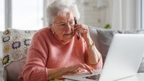Čeští důchodci znevýhodnění úpravou třetího pilíře o peníze nakonec nepřijdou