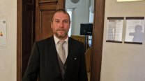 Chovatel koní znásilnil tři teenagerky, dostal šest let. Lhářky, řekl po soudu