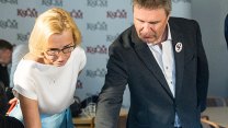 Komunisté si zvolí nového lídra. Konečnou chce nahradit pětice kandidátů