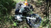 Při předjíždění přehlédl řidič na Přerovsku motorkáře. Ten porazil strom a skončil v nemocnici