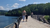 Otevření hráze liberecké přehrady udělalo definitivní tečku za její rekonstrukcí. Pláž se otevře až v půlce léta