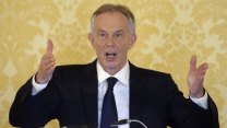 „Lidé netuší, co se na ně řítí.“ Expremiér Tony Blair ostře zkritizoval britskou vládu