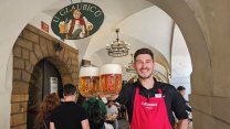 Pivo v centru Prahy: desítka u Karlova mostu za 120 korun, plzeň opodál za 49