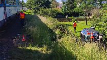 Náctiletý řidič zkolaboval a auto na přejezdu převrátil do cesty přijíždějícímu vlaku