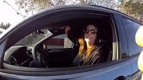 VIDEO: Měla jste telefon v pravé ruce, tvrdil dopravní policista na Floridě. Žena ji nemá