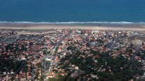 V oceánu u Bordeaux číhá tichá hrozba. Několik turistů už přišlo o život