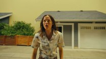 RECENZE: Ambiciózní horor Backrooms vás solidně vynervuje
