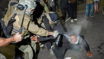 Malé porce, zkažené jídlo. Migranti drží hladovku, demonstranti se střetli se s ICE