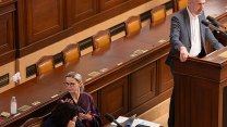 Hřib dal Mrázové QR kód, aby doplatila miliony za byt. Mistryně ho zahodila