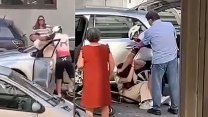 Blokuješ, dostaneš! Cyklista brutálně zaútočil na řidičku kvůli průjezdu ulicí