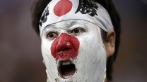 Japonsko chce trestat znesvěcení vlajky, výjimku dostanou fanoušci za nápisy