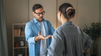 Pět zásad pro rozhovory na tenkém ledě, abyste druhého zbytečně nezraňovali