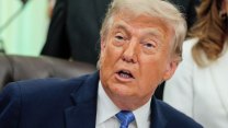 Trump vulgárně hrozí Íránu vybombardováním, pokud nepřijme hned dohodu