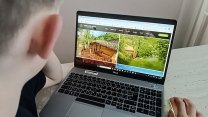 Luxus v lese načerno? Dřevěné treehousy v přírodním parku na Ještědu řeší inspekce