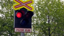 Hazard dětí na kolech v Jablonci: přejely přes blikající přejezd