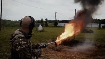 Influencer Tate v Rusku vyrazil na střelnici, vyzkoušel i plamenomet