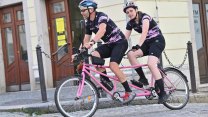 Šlapou na tandemovém kole po republice, aby vybrali peníze na podporu hospicové péče