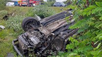 Passat na střeše, kamion s autovraky na boku. Záchranáře zaměstnaly dvě nehody