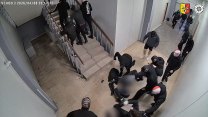 Brutální mlácení, kopání do ležících, skákání na hlavu. Policie pátrá po fotbalových chuligánech ze šíleného videa