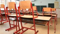 Soud na Slovensku osvobodil ředitelku školy, které učitelé odevzdávali část výplaty