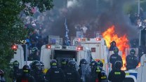 Belfast v plamenech: Přibývá útoků na cizince, šíří se seznamy jejich adres