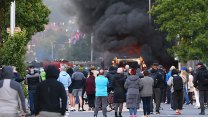 Vodní děla, útoky na migranty. Belfast zažil po hrůzném činu další noc nepokojů