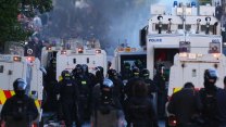 V Belfastu pokračovaly nepokoje, pod kotlem přitápěl i Musk. Policie nasadila vodní děla