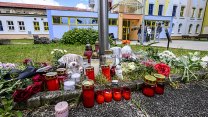 Studentka nepřežila nehodu na cyklokurzu, lidé nosí ke škole svíčky i plyšáky
