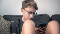 „Děti umírají.“ Kanada zakáže sociální sítě do 16 let, bude regulovat i chatboty