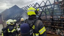 Z hořícího domu ve Zlobicích včas utekli dva dospělí, tři děti i pes
