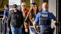 Advokáti obětí požáru v Crans-Montaně žádají, aby majitele baru obžalovali z vraždy