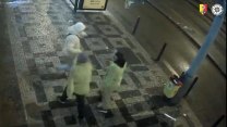 Kamera zachytila drsné napadení mladíka na ulici v Praze, policie útočníky hledá