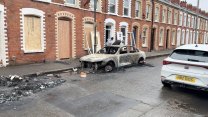 Máme tu znásilnění, bití, pobodání. Lidé v Belfastu odsuzují šokující útok, ale i násilné protesty