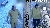 Dvojice zbila a okradla mladíka na pražské zastávce. Policie po nich pátrá