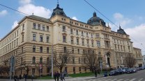 Trpěla dehydratací, podvýživou i bolestmi. U soudu v Brně se matka zpovídá ze smrti novorozence