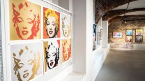 Život Marilyn Monroe ve dvou patrech. V Praze začala výstava ke stému výročí narození americké krásky