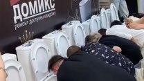 Hra o trůny: Rusové soutěžili v pití ze záchodových mís