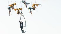 Kaskadérský kousek Janka Ledeckého na Štěrkovně. Na pódium se snesl z třiceti metrů