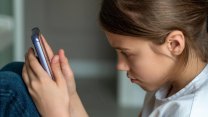 Zákaz mobilů ve školách: Co říkají experti a jaké jsou zkušenosti v zahraničí