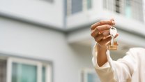Ceny bytů v Praze vyhánějí rodiny do regionů. Střední Čechy však také podražily