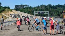 Dálnice u Mýta měsíc před otevřením přilákala tisíce lidí, celebritou byl mluvčí ŘSD